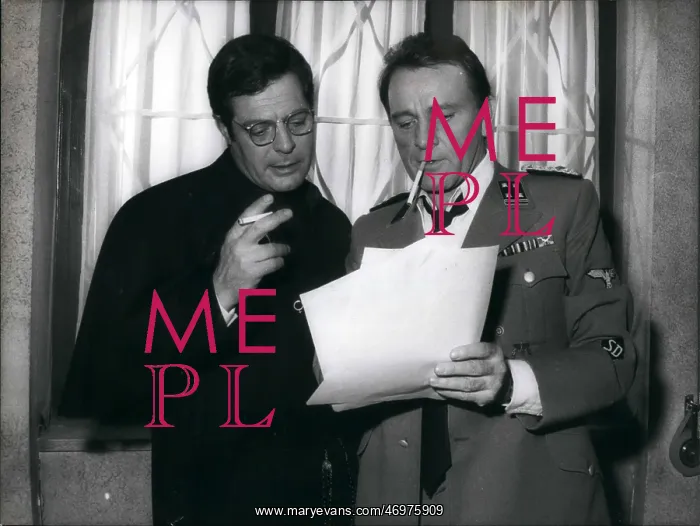 : Richard Burton and Marcello Mastroianni discuss script : Richard Burton and Marcello Mastroianni discuss script