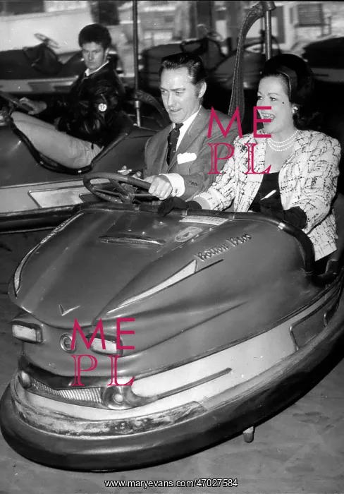 : Richard Todd, Margaret Lockwood, Battersea Festival Gardens : Richard Todd, Margaret Lockwood, Battersea Festival Gardens