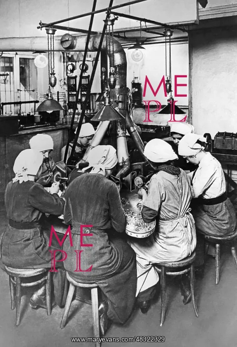 : Ring cleaners in a goldsmith's workshop, 1929 : Ring cleaners in a goldsmith's workshop, 1929