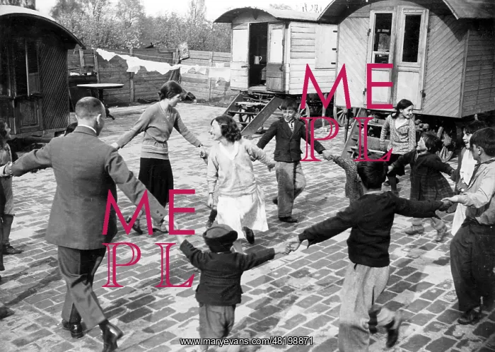 : Ring dance in a Roma camp in Berlin, 1932 : Ring dance in a Roma camp in Berlin, 1932