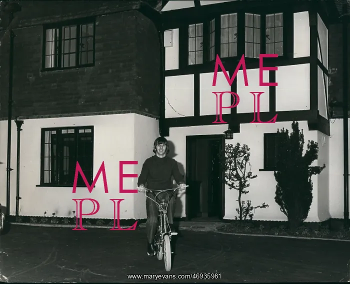 : Ringo Starr on bicycle outside home, Weybridge, Surrey : Ringo Starr on bicycle outside home, Weybridge, Surrey
