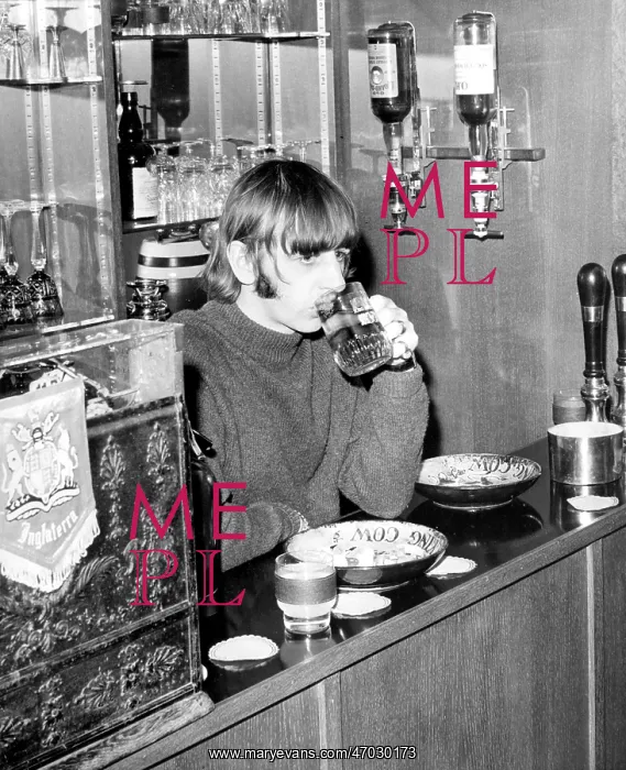 : Ringo Starr drinking at the bar in his home : Ringo Starr drinking at the bar in his home