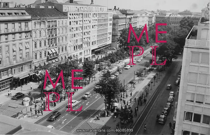 : Ringstrasse naer the Vienna State Opera. 1958 : Ringstrasse naer the Vienna State Opera. 1958