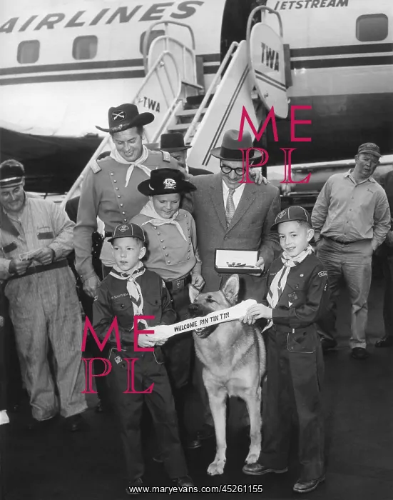 : RinTinTin arrives in Washington, D.C. with a group : RinTinTin arrives in Washington, D.C. with a group