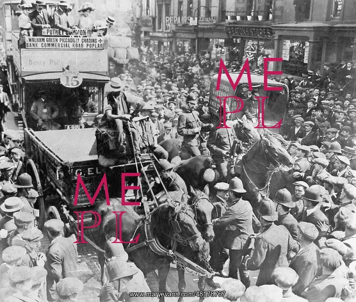 : Riots during the dock workers strike in London, 1911 : Riots during the dock workers strike in London, 1911