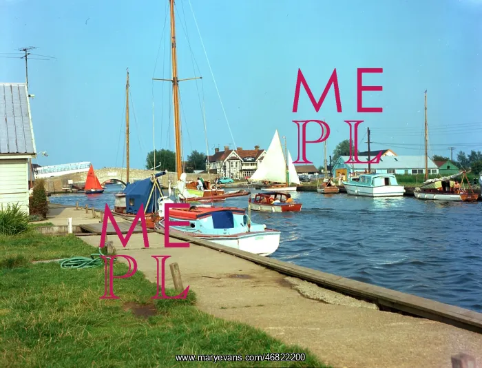 : River Thurne, Norfolk Broads - Potter Heigham : River Thurne, Norfolk Broads - Potter Heigham