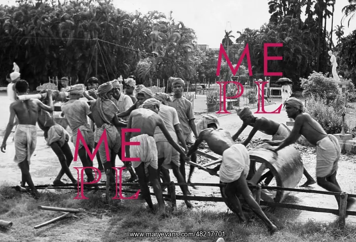 : Road construction in India, 1939 : Road construction in India, 1939