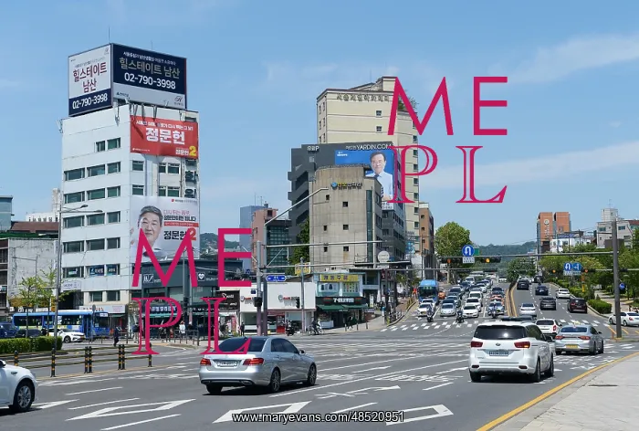 : Road intersection in Dongdaemun area of Seoul, South Korea : Road intersection in Dongdaemun area of Seoul, South Korea