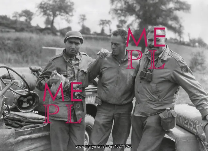 : Robert Capa (left) and Ernest Hemingway (right) : Robert Capa (left) and Ernest Hemingway (right)