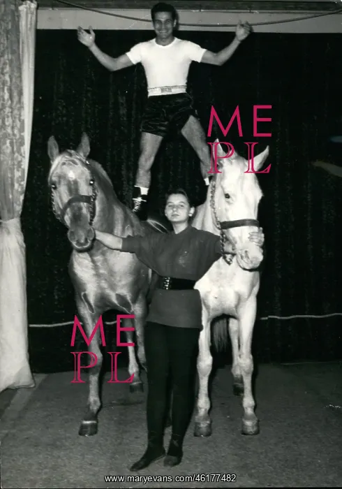 : Robert Cohen, boxing champion, at Medrano Circus, Paris : Robert Cohen, boxing champion, at Medrano Circus, Paris