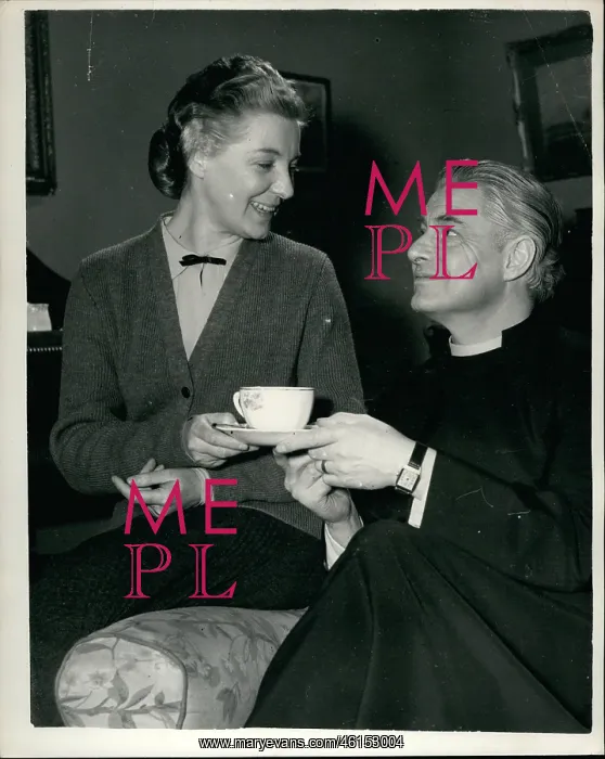 : Robert Donat and Kay Walsh filming at Ealing Studios, London : Robert Donat and Kay Walsh filming at Ealing Studios, London