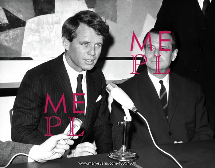 : Robert Kennedy speaking in Paris : Robert Kennedy speaking in Paris