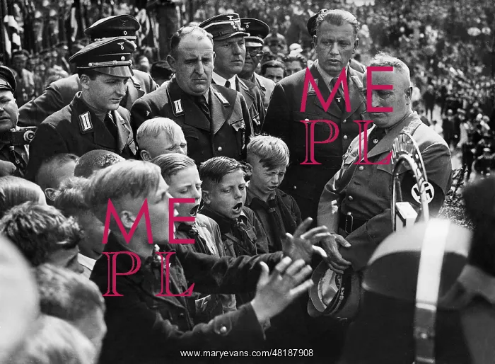 : Robert Ley with children at a Saar rally : Robert Ley with children at a Saar rally