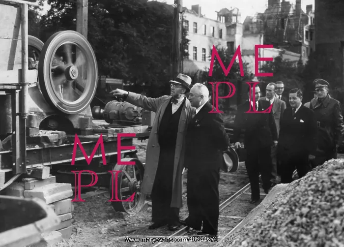 : Robert Ley at a machine used for the recycling of buildi : Robert Ley at a machine used for the recycling of buildi