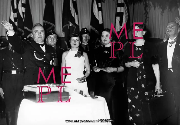 : Robert Ley at a performance show of the hairdressing : Robert Ley at a performance show of the hairdressing