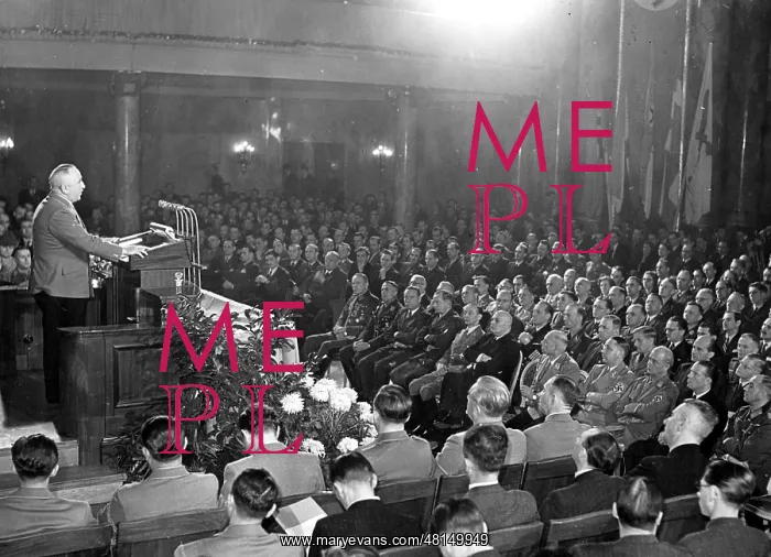 : Robert Ley speaks to foreign liaisons of the DAF, 1943 : Robert Ley speaks to foreign liaisons of the DAF, 1943