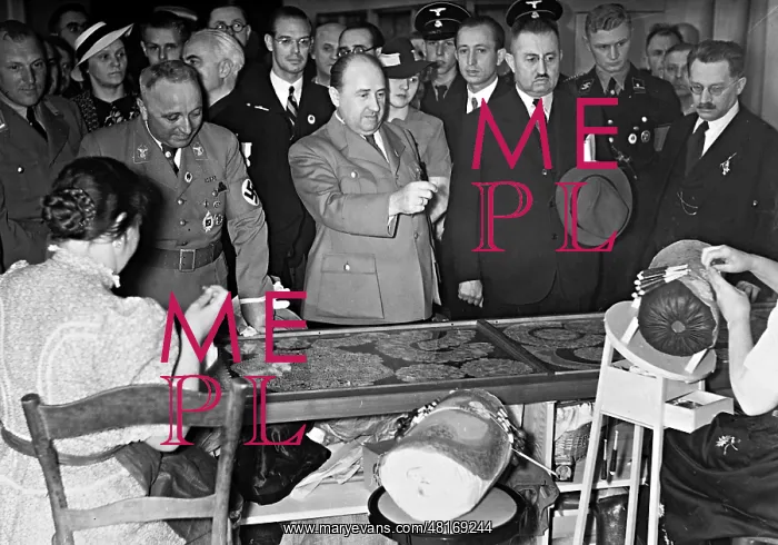 : Robert Ley and Walther Funk during the opening of a handicra : Robert Ley and Walther Funk during the opening of a handicra
