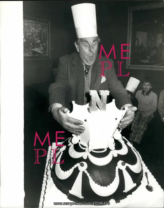 : Robert Morley, actor, with a large cake, London : Robert Morley, actor, with a large cake, London