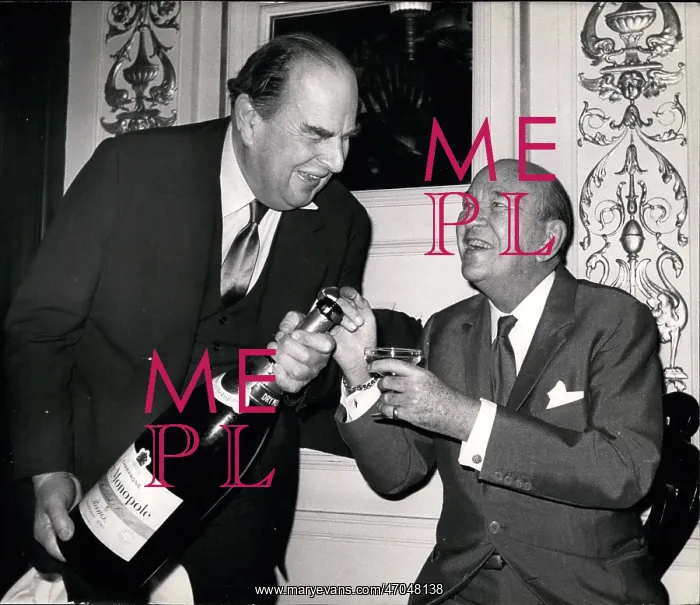 : Robert Morley, Noel Coward, bar opens, Phoenix Theatre : Robert Morley, Noel Coward, bar opens, Phoenix Theatre