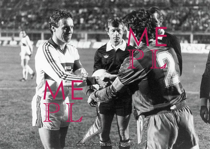 : Robert Sara (left) exchanging pennants before : Robert Sara (left) exchanging pennants before