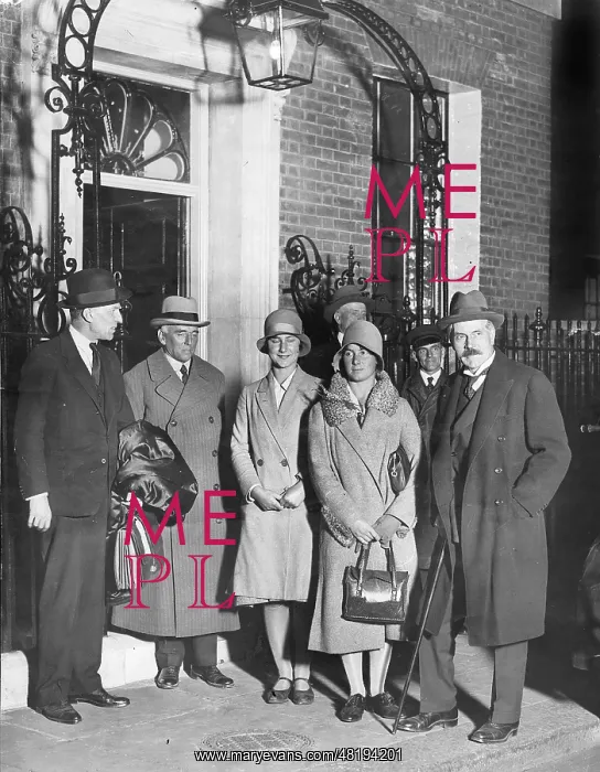 : Robert Vansittart, Lord Arnold, Sheila, Ishbel and James Ram : Robert Vansittart, Lord Arnold, Sheila, Ishbel and James Ram