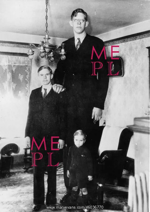 : Robert Wadlow with his brothers : Robert Wadlow with his brothers