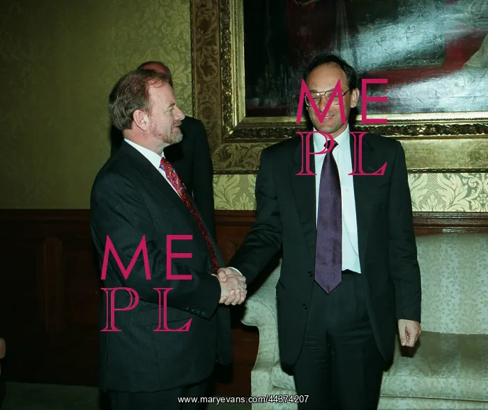 : Robin Cook Meets Peter Caruana : Robin Cook Meets Peter Caruana