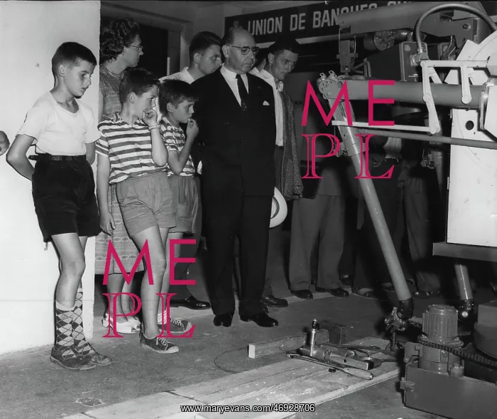 : Robot demonstration at Atomic Age exhibition, Geneva : Robot demonstration at Atomic Age exhibition, Geneva