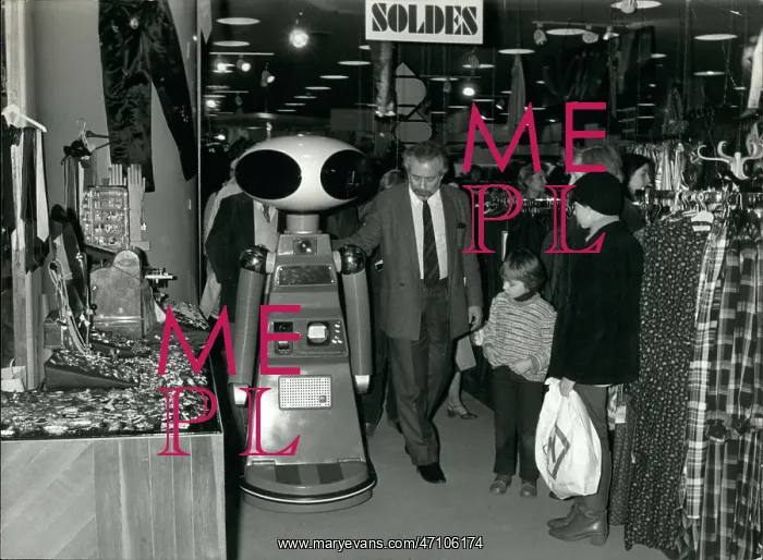 : Robot Sico shopping in a Parisian store : Robot Sico shopping in a Parisian store