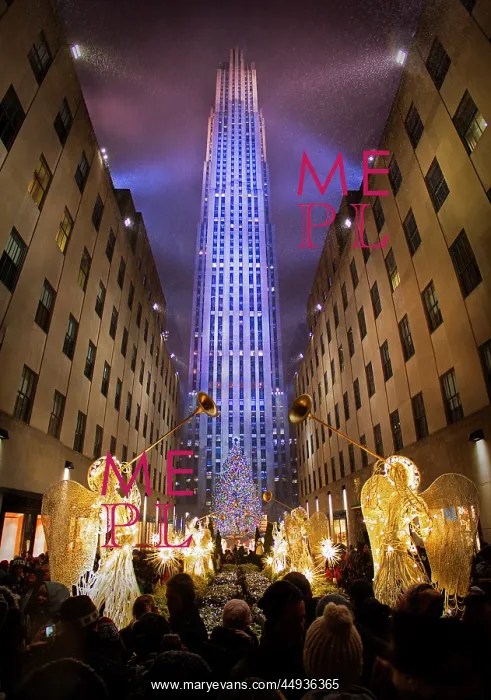 : Rockefeller Center at Night with Lit up Christmas Tree an : Rockefeller Center at Night with Lit up Christmas Tree an