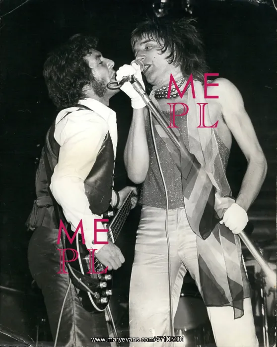 : Rod Stewart, Ronnie Lane, singing, Sundown Theatre, London : Rod Stewart, Ronnie Lane, singing, Sundown Theatre, London