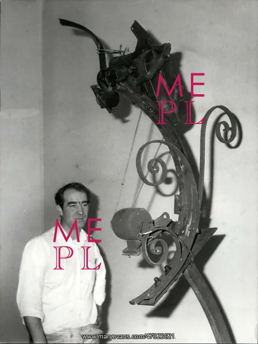 : Roel d'Haese with iron sculpture, Paris : Roel d'Haese with iron sculpture, Paris