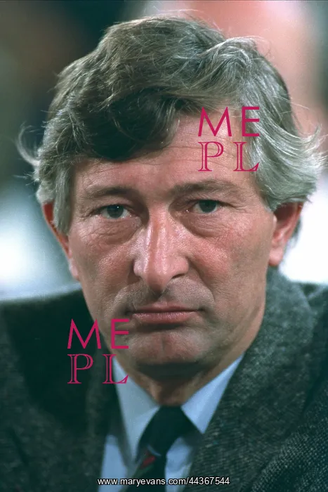  : Roger Stott MP