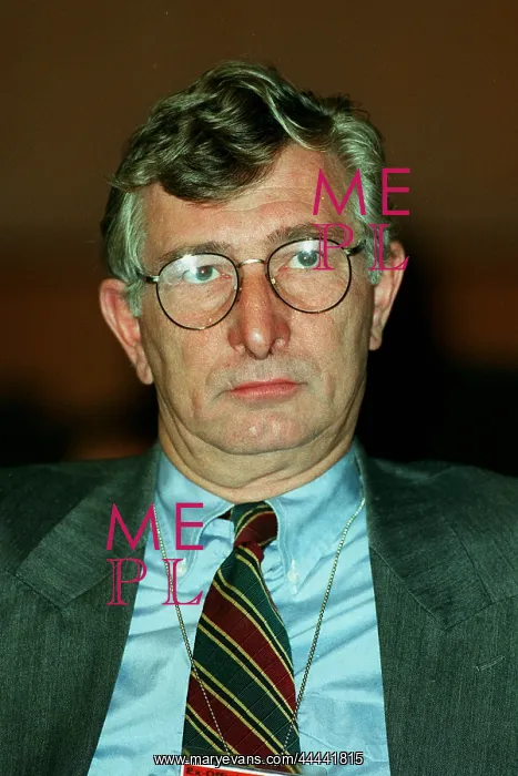  : Roger Stott MP