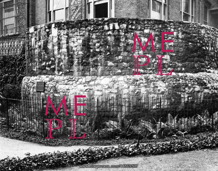 : ROMAN BASTION, LONDON : ROMAN BASTION, LONDON