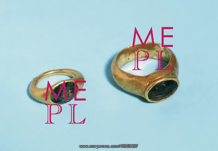 : Roman rings. Gold, malachite and emerald. From Empuries. Cat : Roman rings. Gold, malachite and emerald. From Empuries. Cat