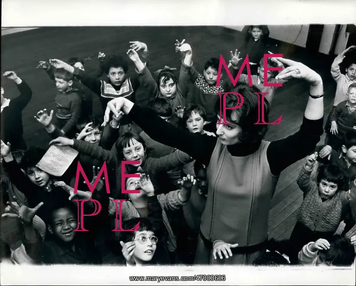 : Ronah Lewis teaching musical expression to children, London : Ronah Lewis teaching musical expression to children, London