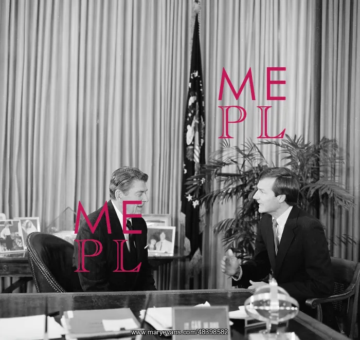 : Ronald Reagan at his desk in the Oval Office : Ronald Reagan at his desk in the Oval Office