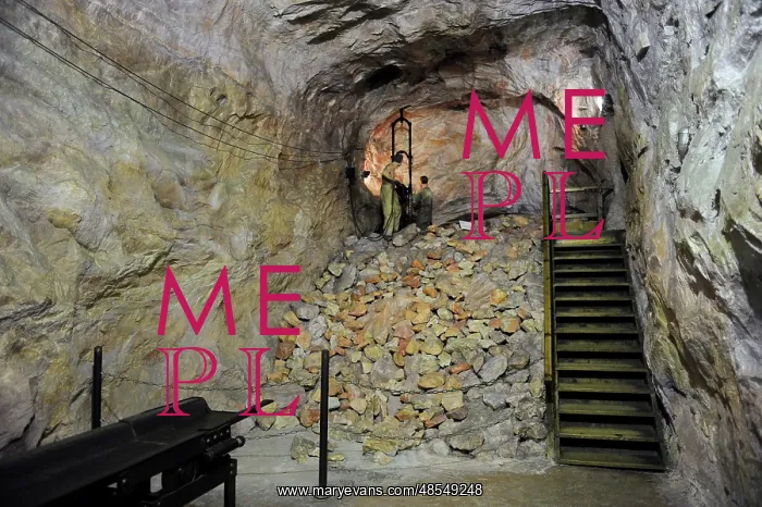 : Room work in a potash mine. 1925 : Room work in a potash mine. 1925
