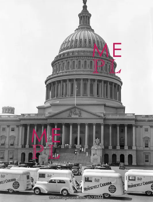 : Roosevelt Caravan lined up before the Capitol. ? : Roosevelt Caravan lined up before the Capitol. ?