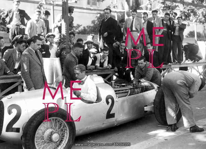 : Rosemeyer during the training for the Grand Prix in Barcelon : Rosemeyer during the training for the Grand Prix in Barcelon