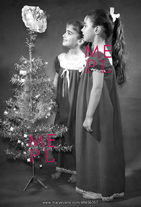 : ROUND THE CHRISTMAS TREE : ROUND THE CHRISTMAS TREE