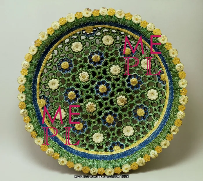 : Round plate decorated with daisies : Round plate decorated with daisies