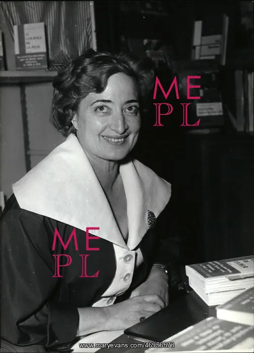 : Roxane Pitt, British writer, with book in Paris : Roxane Pitt, British writer, with book in Paris