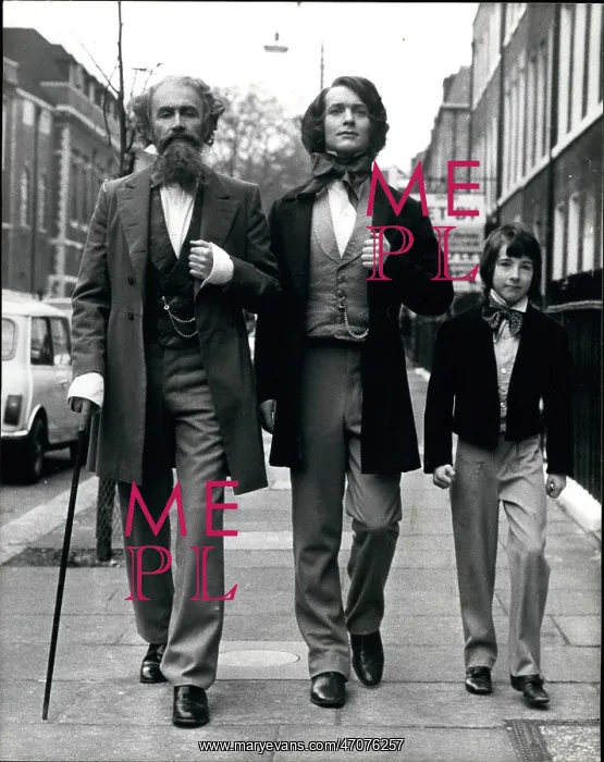 : Roy Dotrice, Gene Foad and Simon Bell as Charles Dickens : Roy Dotrice, Gene Foad and Simon Bell as Charles Dickens