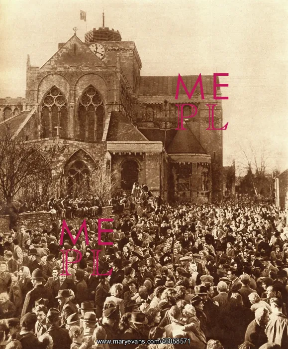 : Royal Wedding 1947 - crowds at Romsey : Royal Wedding 1947 - crowds at Romsey