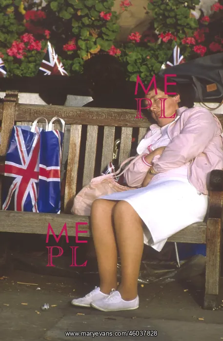 : Royal wedding 1986 - sleeping spectator : Royal wedding 1986 - sleeping spectator