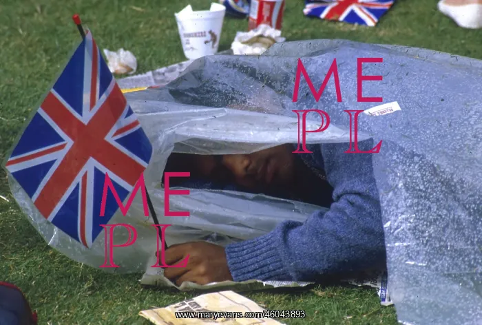 : Royal Wedding 1986 - sleeping spectator : Royal Wedding 1986 - sleeping spectator