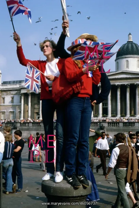 : Royal Wedding - Celebrating in Trafalgar Square : Royal Wedding - Celebrating in Trafalgar Square
