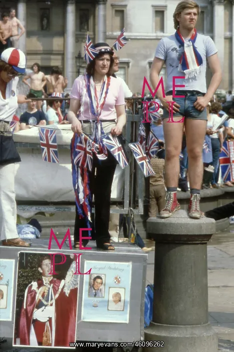 : Royal Wedding -- scene in Trafalgar Square : Royal Wedding -- scene in Trafalgar Square